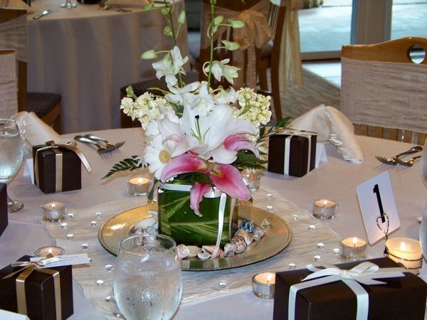 Having a stylish arrangement for wedding exhibits the style and status of 